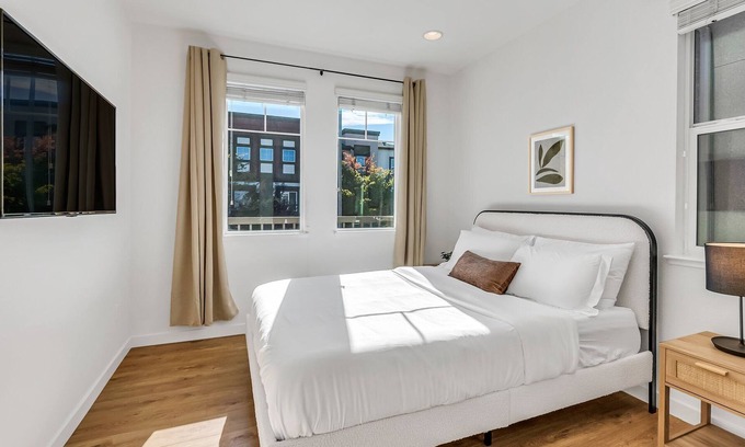 Berryessa House | Relaxing Bedroom in San Jose