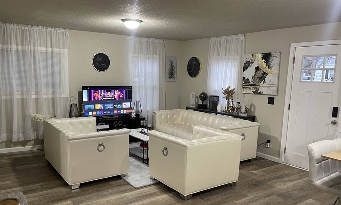 Des Moines House | Relaxing Des Moines Getaway