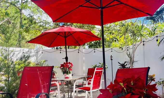 Alta Vista House | Relaxing Downtown SRQChristian Cottage. 2 bedrooms 2 FULL bathrooms.