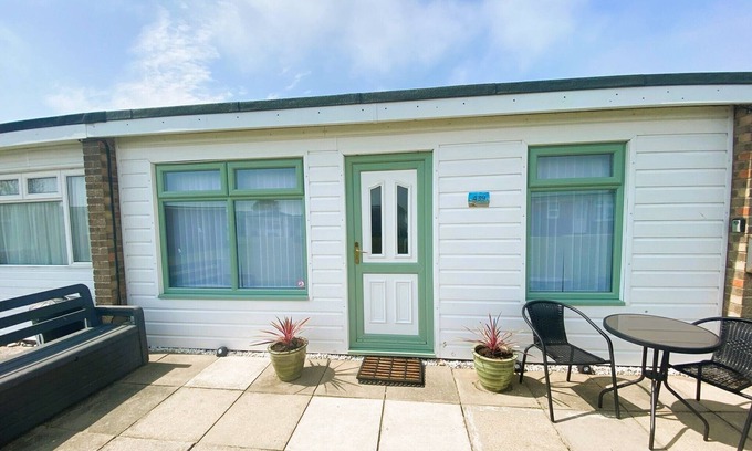 Great Yarmouth Ski Chalet | Relaxing Family Chalet-short stroll to beach, nr Norfolk Broads & Gt Yarmouth