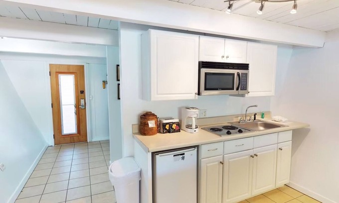 Kaunakakai House | Relaxing Garden View Room: Access to Ocean Front Outdoor Pool | Free Parking