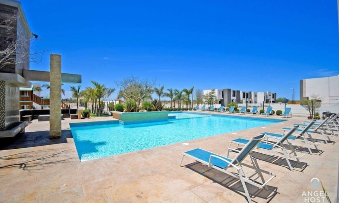 La Paz House | Relaxing Gated Retreat, Pool & Near Malecón