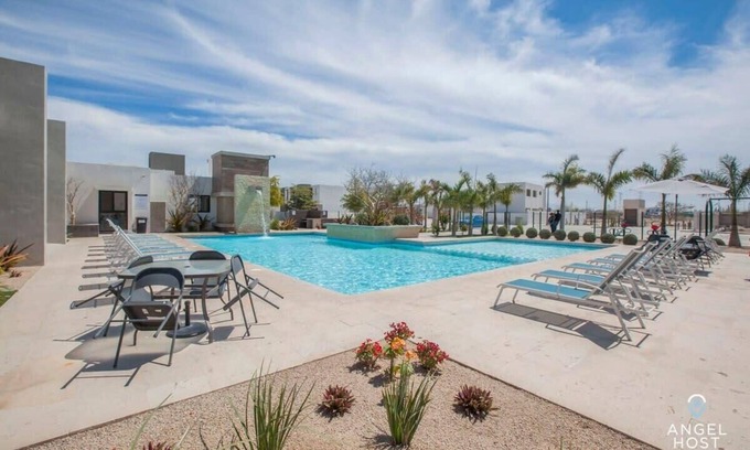 La Paz House | Relaxing Getaway, Pool Access, BBQ and Smart TV