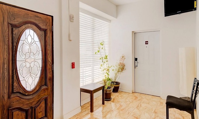 Dilley House | Relaxing Hideaway in Dilley! 3 Convenient Units! Free Breakfast, Onsite Parking!