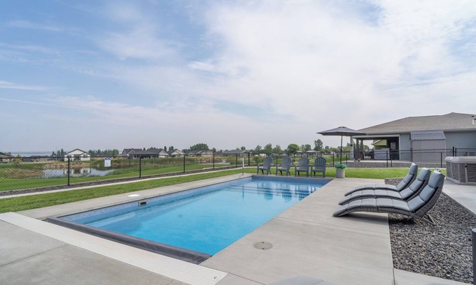 Moses Lake House | Relaxing home w/POOL & HOT TUB on the golf course!
