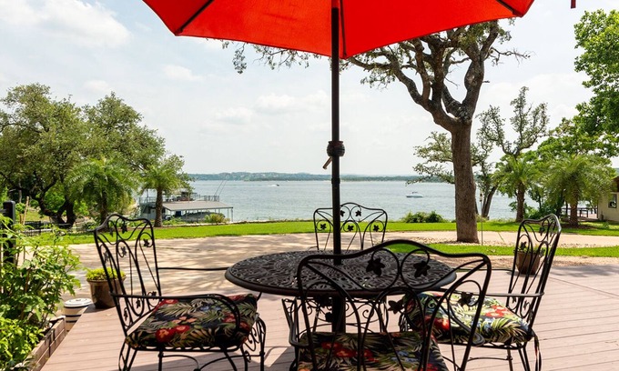 Rocky Ridge Apartment | Relaxing Lake Travis waterfront apartment with boat launch