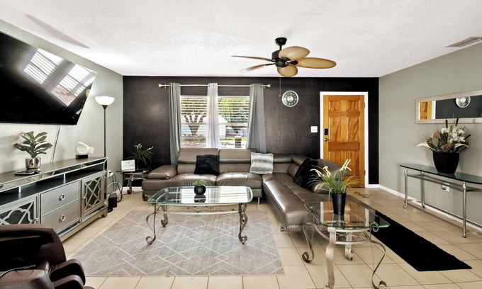 Babson Park House | Relaxing & Massage Chair & Putt Putt & Fenced Yard