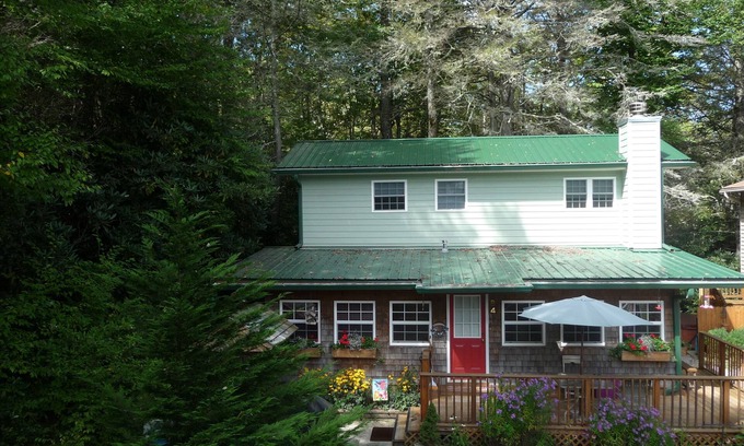 Highlands Cottage | RELAXING MOUNTAIN GET-A-WAY IN HIGHLANDS, NC. GOOD FOR ALL SEASONS!