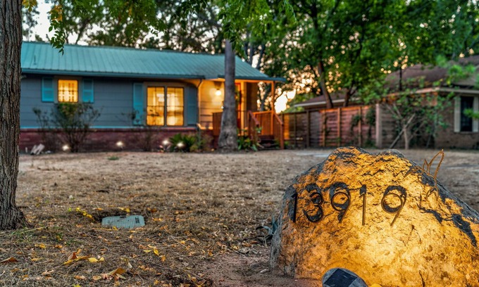 Lower Basin Lake Travis House | Relaxing Oasis - Walk to Lake Austin, Pet Friendlyn