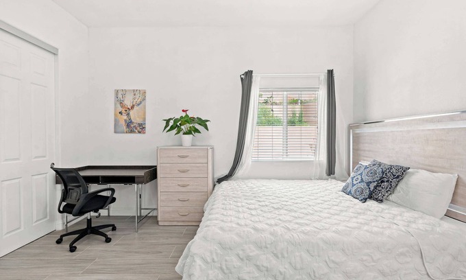 Walnut House | Relaxing Private Getaway with Bright Interiors