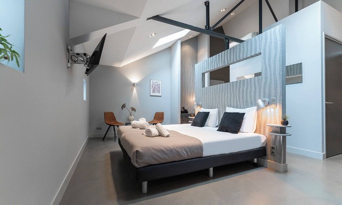 Oss House | Relaxing room in Oss, ideal location for museum lovers.