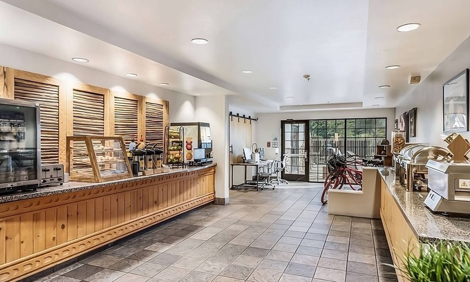 Palm Valley Hotel | Relaxing Spacious Unit Near Attractions, Free, Wifi, Pool, Parking, Breakfast