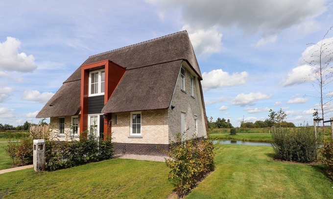 Echtenerbrug Villa | Relaxing Villa with Fireplace