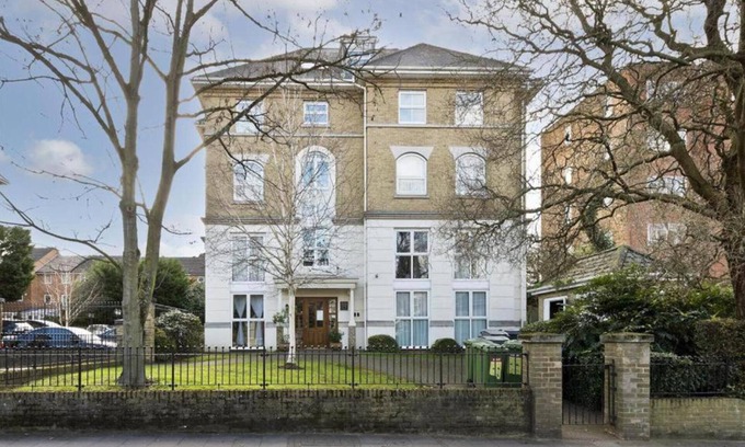 Brondesbury Park Apartment | Remarkable 2-bedroom Apartment With an Ensite