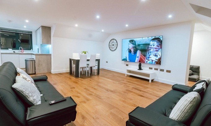 Coulsdon West Apartment | Remarkable, Penthouse - 3-bed Apartment in Purley