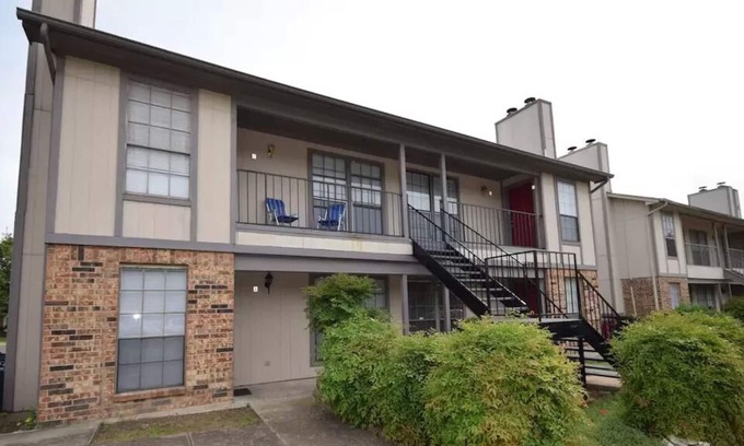 Fort Worth Apartment | Remodeled Condo, 2 Bed 1 Bath in a 4-Plex with Assigned Parking and W/D