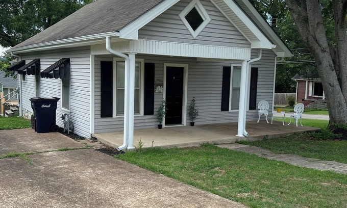 Batesville House | Remodeled cozy cottage in historic Batesvillennsleeps 4 - 2 bedrooms 2 bathrooms