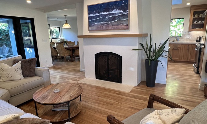 The Mesa House | Remodeled Mesa Beauty w/hot tub, one block from beach park/Monthly discounts!