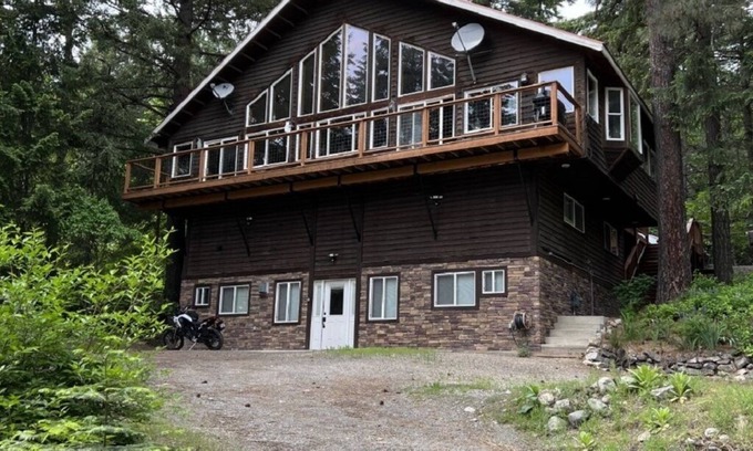 Sandpoint House | Remodeled woodland oasis for those who want it all