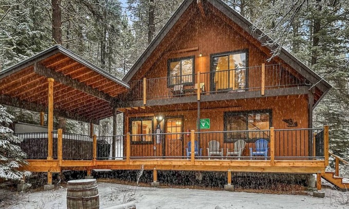 Cascade Cabin | Remodeled Woodsy Cabin w/Hot Tub & Relaxing Deck