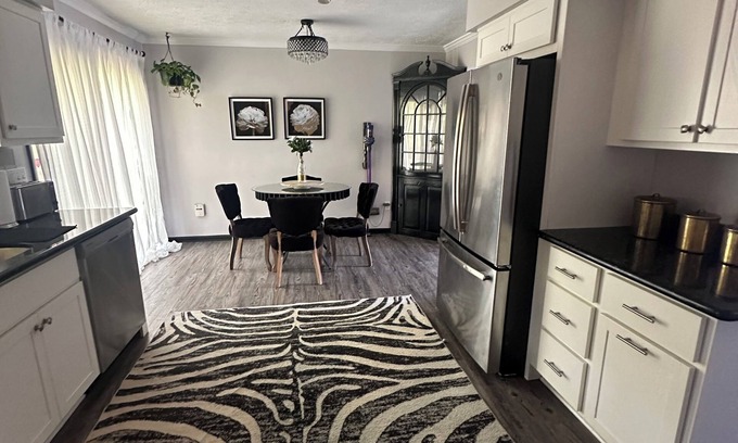 Aliquippa House | Reno’d 2-br townhome with W/D, D/W, private deck in tranquil Sheffield Terrace