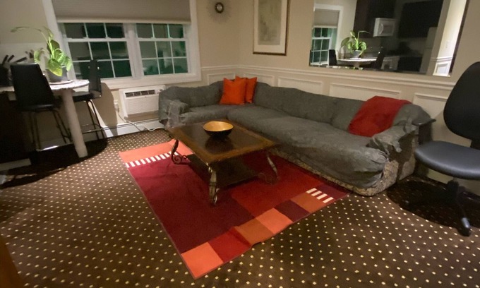 Stamford Condo | Renovated 1BR APT, walk to train and more! Holiday Specials!