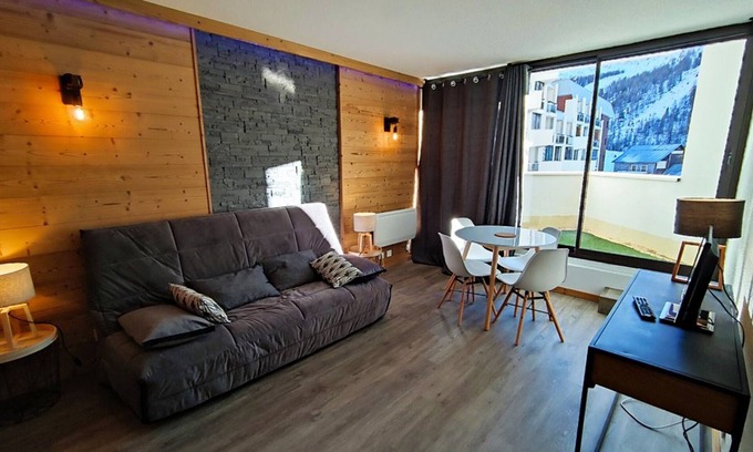 Isola Apartment | Renovated 2-Room Ski-in/Ski-out, South-Facing Balcony, Close to Shops and Activities