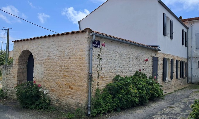 La Remigeasse House | Renovated 4-Bedroom House Near Beach with Terrace, BBQ, and WiFi