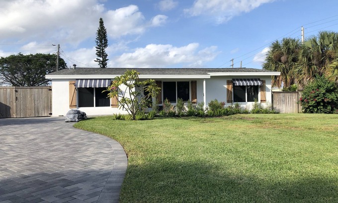 Boca Raton House | Renovated 4 Bedroom East Boca House, Walk to Everything!