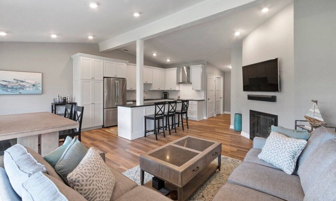 Fontana-on-Geneva Lake Villa | Renovated Abbey Villa Getaway |Patio | Pool |Short Walk to the Water |Gas Fireplace |King Master