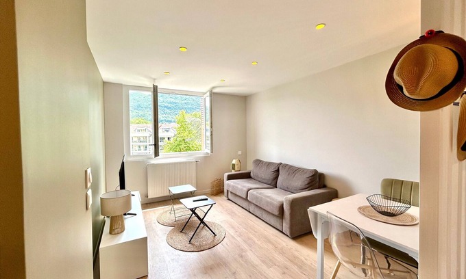 Annecy-le-Vieux Apartment | Renovated apartment near lake with parking