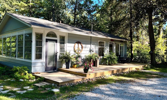New Buffalo House | Renovated Cottage- Hot Tub, Close To Private Association Beach & EV Charger