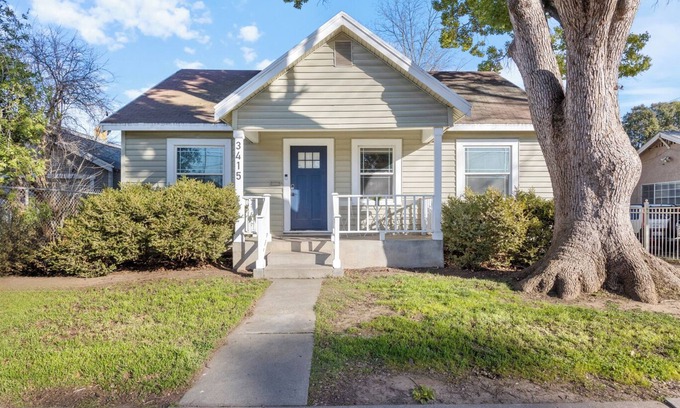 Southeastern Sacramento House | Renovated Cozy Bungalow near UC Med Center