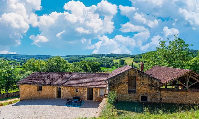 Soturac House | Renovated farmhouse in Soturac with pool