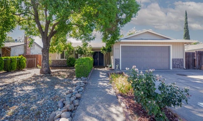 Sacramento House | Renovated Interior 4 Bedroom/2 Bath