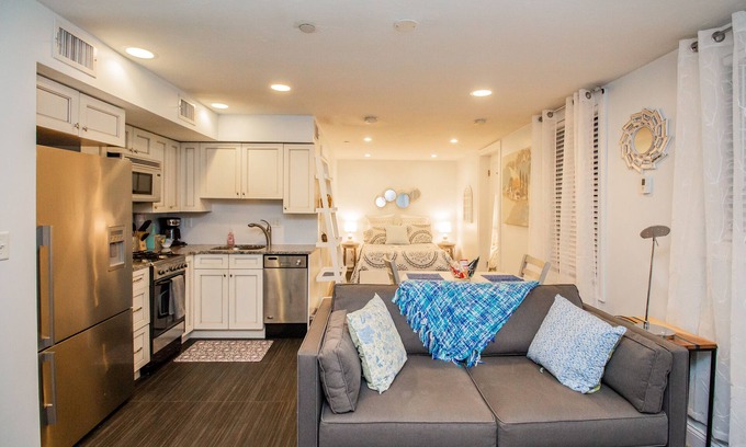 Beacon Hill Apartment | Renovated Studio, steps to MGH, Suffolk, Sleeps 4