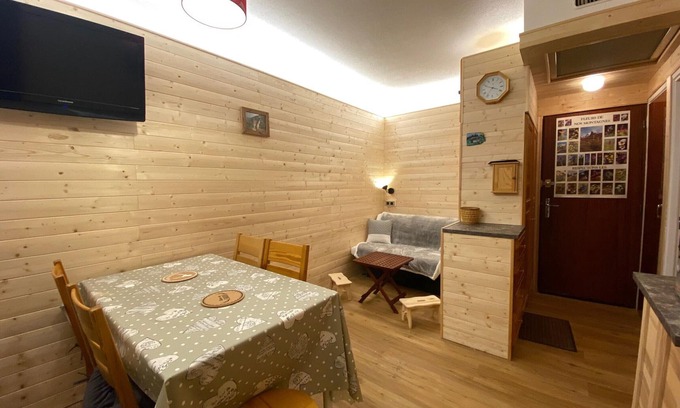 La Toussuire Apartment | Renovated Studio with Balcony, Sleeps 4, Near Shops and Main Slopes