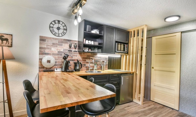 Les Gets Apartment | Renovated Studio with Cabin in Village Center, Near Ski Lifts - Les Gets