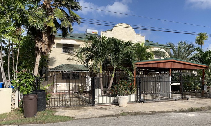 Brighton House | Renovated Townhouse with pool, 1 min walk to Beautiful Brandon’s Beach