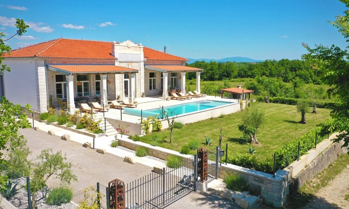 Vranje Selo Villa | Renovierte Historische Schule in Weinbergen und Olivenhainen