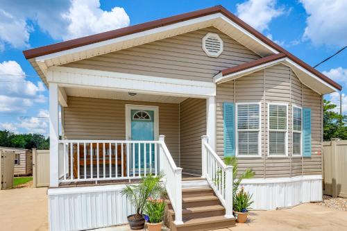 Elberta House | Resort Dock and Boat Ramp Home with Wolf Bay Access