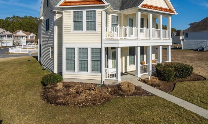 Bayside House | Resort Setting 5Br 5Ba Sleeps 14 6 TVs Indoor/Outdoor Pools+Exercise Room+Kayaking+Billiards+Tennis