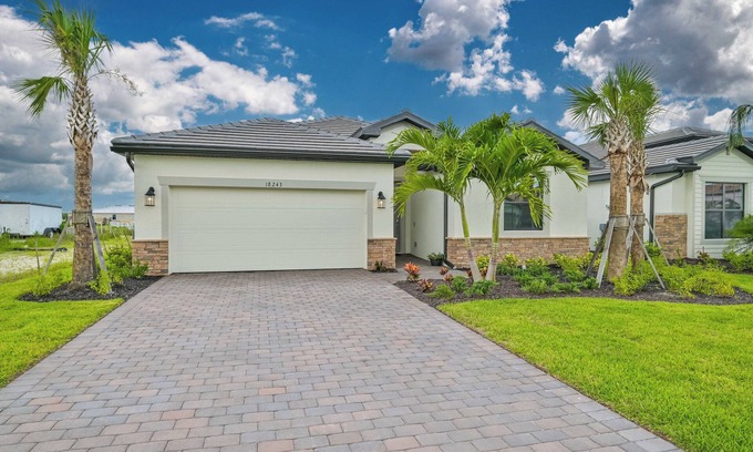 Estero House | Resort Style Amenities - 4 bedroom, 3 bath home - 30 min to beaches.