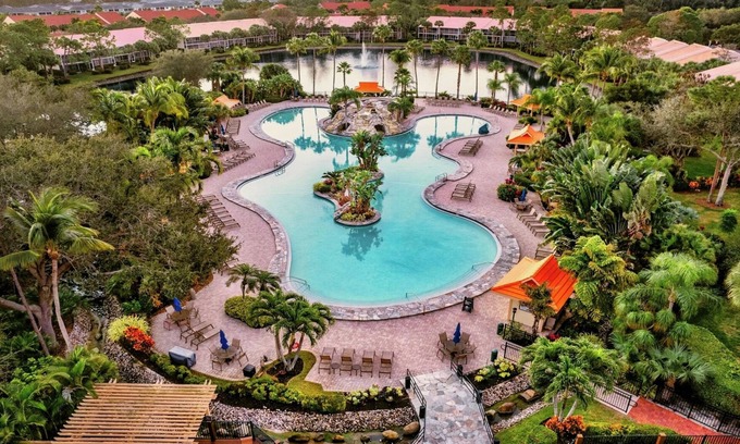 Naples Condo | Resort-style condo - close to beaches and downtown Naples.