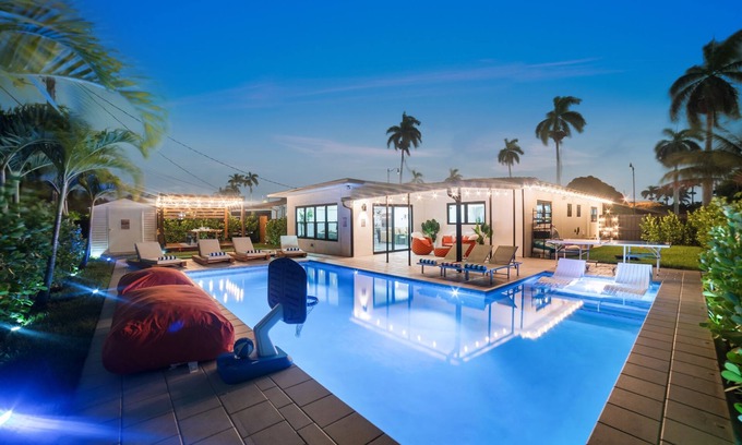 Park East Villa | Resort-Style Pool & Bar in Hollywood · Modern Home