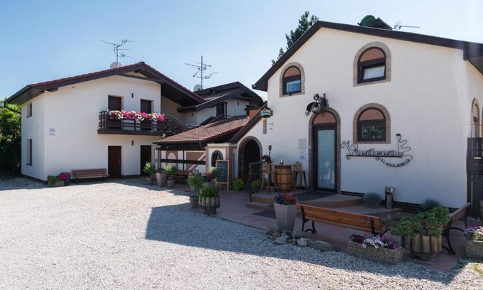 Breclav House | RESTAURACE A PENZION U DOUBKŮ