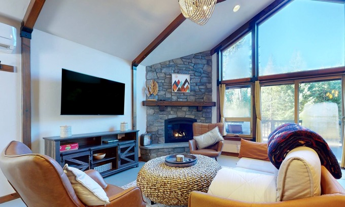 Cle Elum Cabin | Restful rustic with scenic outdoor area, fireplace, & washer/dryer
