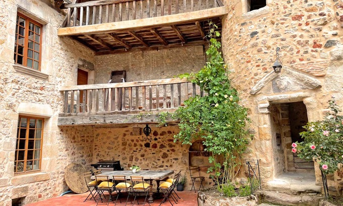 Herisson Cottage | Restored Medieval Old College with Pool, WiFi and Parking in Hérisson