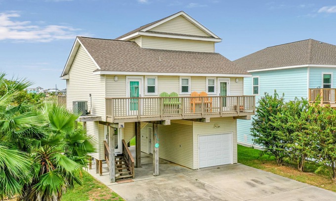 Terramar Beach House | Retreat at the West End 3/2. SLEEPS up to 6! Five mins walk to beach!