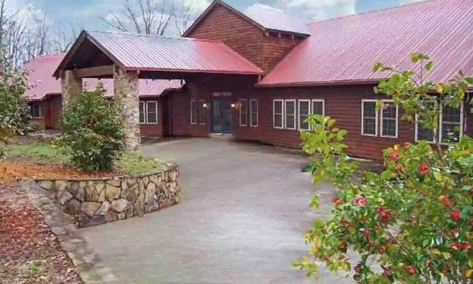 Pine Mountain Valley House | Retreat, group vacation, reunion, wedding friendly with amazing view. Sleeps 30